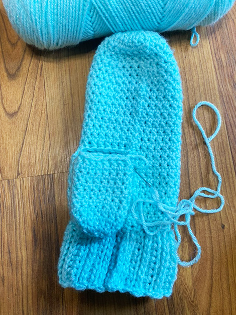 adding the thumb onto the double crochet mitten