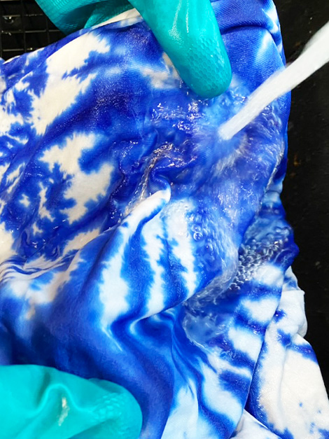 rinsing out one color tie dye