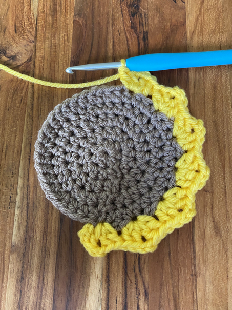 crochet sunflower garland step 10