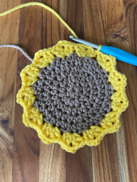 crochet sunflower garland step 11