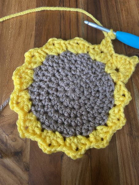 crochet sunflower garland step 12