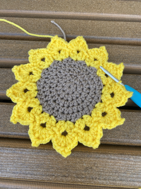 crochet sunflower garland step 13