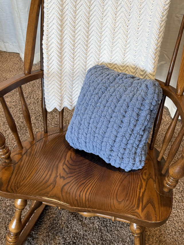 finger knit pillow with chunky yarn