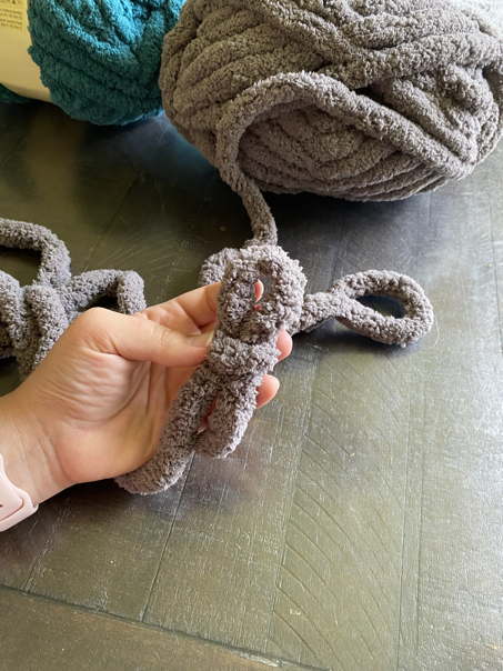 how to finger knit a blanket step 1