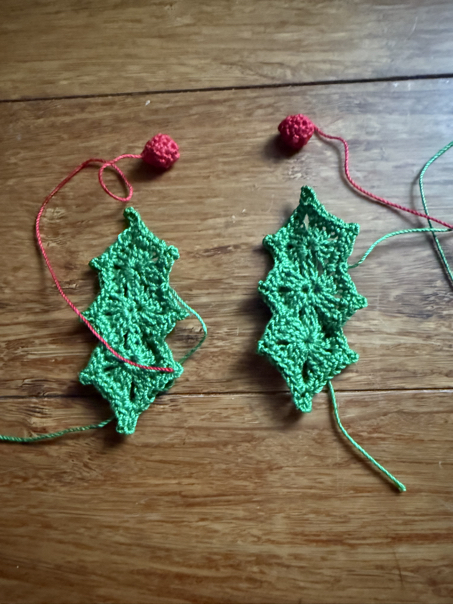 crochet holly leaf earrings step 6