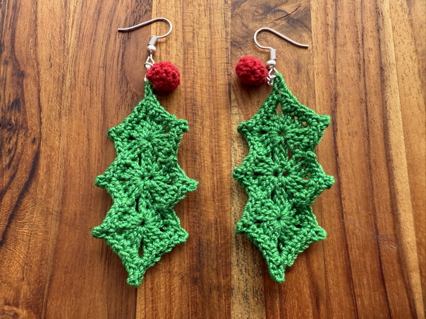 holly leaf earrings crochet pattern