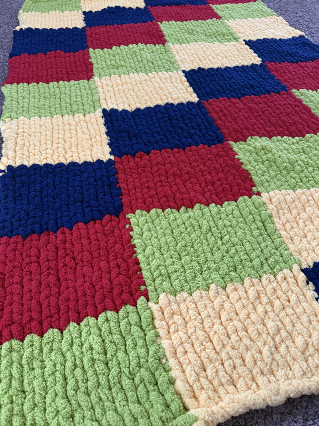 how to finger knit a chunky yarn blanket in squares