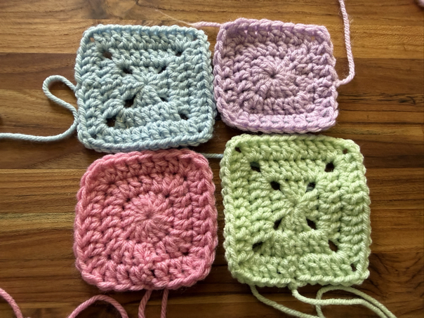 how to crochet solid granny squares in two ways