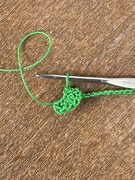 crochet flower bracelet step 2