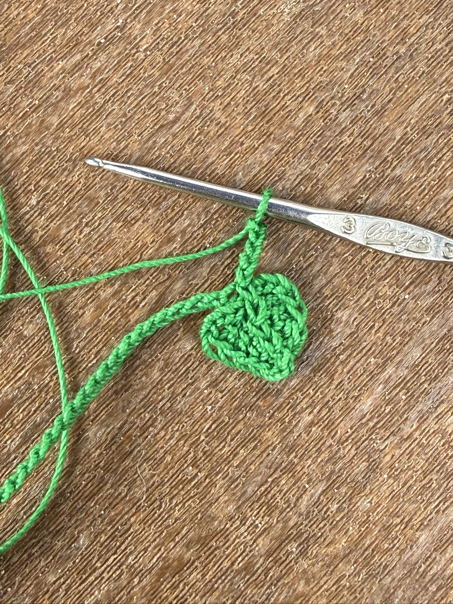 crochet flower bracelet step 4