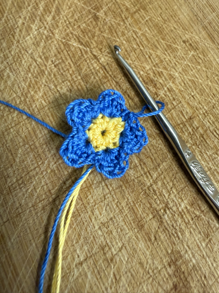 crochet flower bracelet step 8